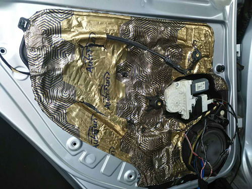 東營(yíng)東駿汽車(chē)音響升級(jí) 高爾夫6 Autofun四門(mén)隔音體驗(yàn)全解析